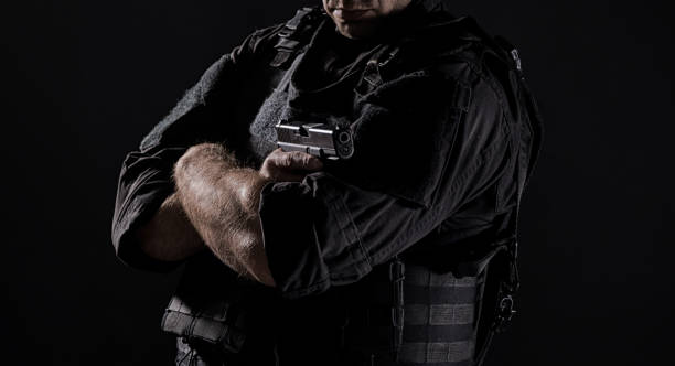 spec ops policier swat en uniforme noir - black ops photos et images de collection