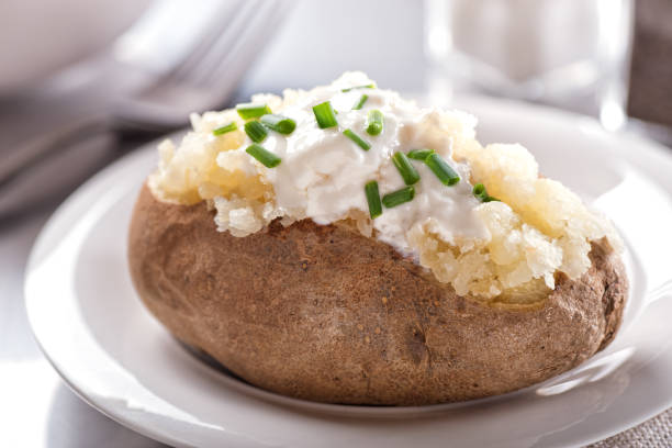 오븐에 구운 감자 - baking potato 뉴스 사진 이미지