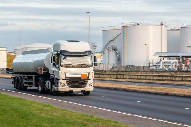 道路上のモーションでタンクローリー車 - truck fuel tanker chemical transportation ストックフォトと画像