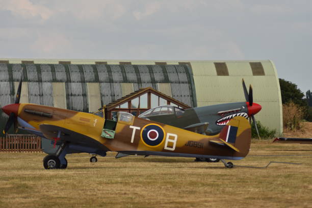 spitfire mark vc i p51 mustang w insygniach rekinów na lotnisku duxford - spitfire airplane world war ii airshow zdjęcia i obrazy z banku zdjęć