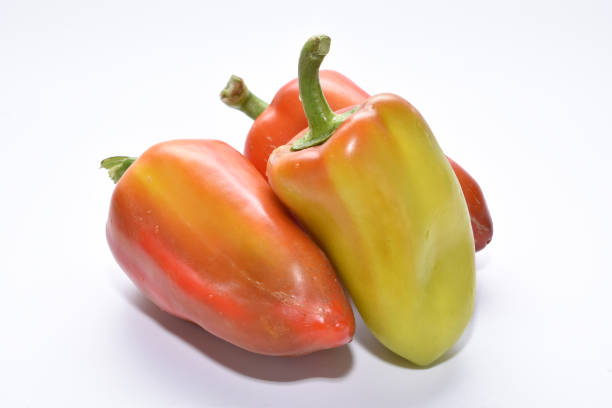 rojos y amarillos pimientos sobre fondo blanco, surtido de vegetal - 12018 fotografías e imágenes de stock