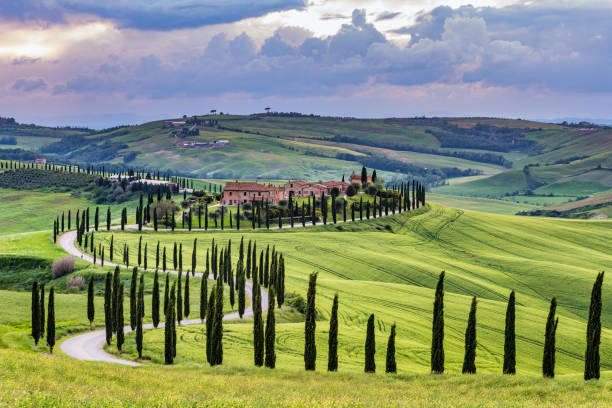 tuscany paisaje al atardecer - crete senesi - val dorcia fotografías e imágenes de stock