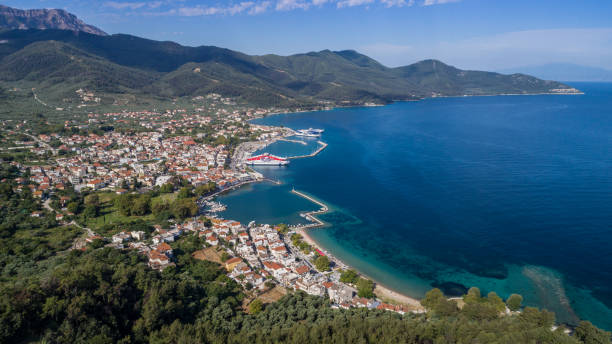 miasto i port limenas na wyspie thassos - beach sunrise waterbreak sea zdjęcia i obrazy z banku zdjęć