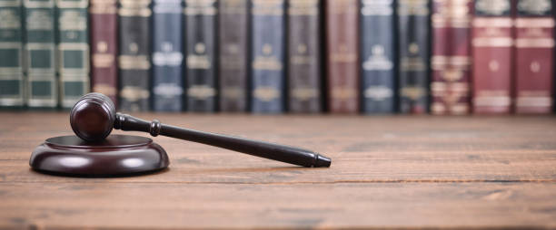 судья gavel на деревянном фоне, закон библиотеки концепции. - book law legal system gavel стоковые фото и изображения