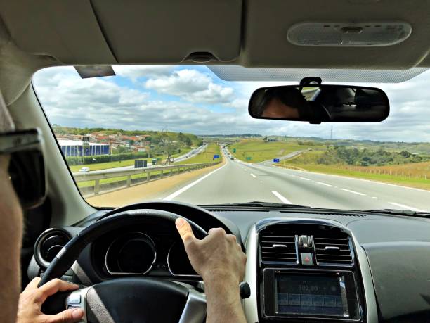 ブラジルの道路で車を運転して男のpov。 - バックミラー ストックフォトと画像