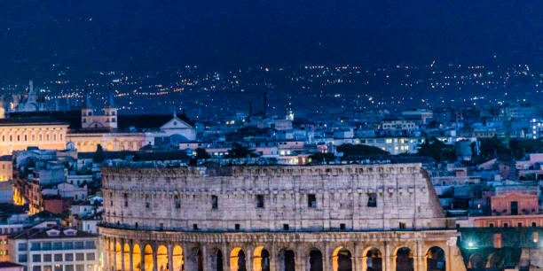 colosseo veduta aerea scena notturna, roma - high angle view famous place roman roman forum foto e immagini stock