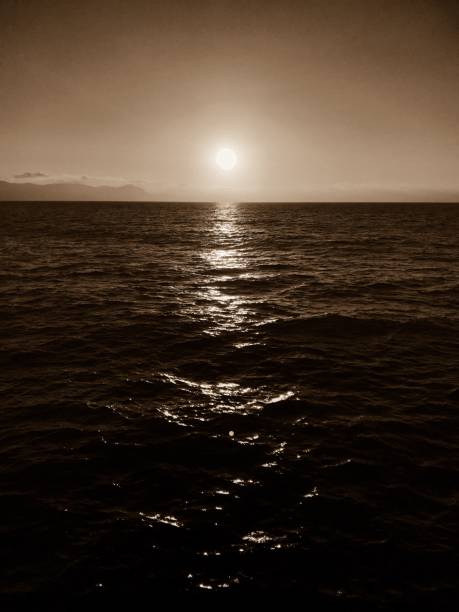 Beautiful sea sunset with the sun rays reflecting on the waves