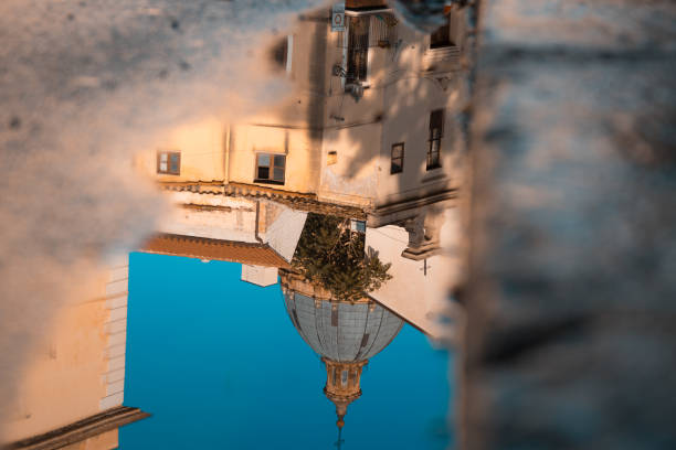 水たまりの反射パレルモ割と - puddle rome reflection street ストックフォトと画像