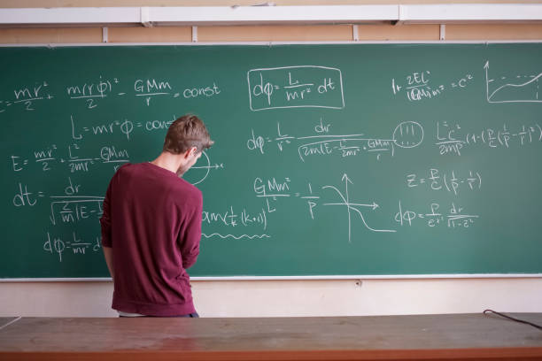 młody student w swobodnej formie pisania fizyki na tablicy podczas kursu studiów - professor adult student chalk drawing formula zdjęcia i obrazy z banku zdjęć