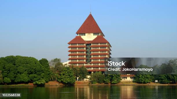 Gedung Rektorat Universitas Indonesia Foto Stok - Unduh Gambar Sekarang - Indonesia, Universitas - Bangu sekolah, Danau