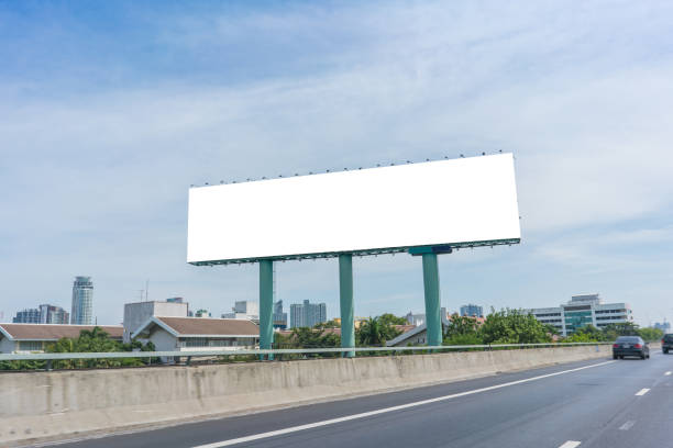 billboard pusty na drodze w mieście dla tło reklamowe - 13411 zdjęcia i obrazy z banku zdjęć