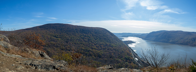 Fall in the Hudson valley between Breakneck ridge and Colds Spring
