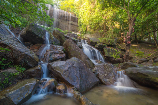 cachoeira bonita na floresta tropical no então da caverna roi et tailândia - 13601 - fotografias e filmes do acervo