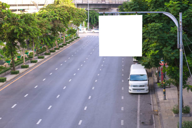 billboard pusty na drodze z tłem widoku miasta dla reklamy - 13633 zdjęcia i obrazy z banku zdjęć