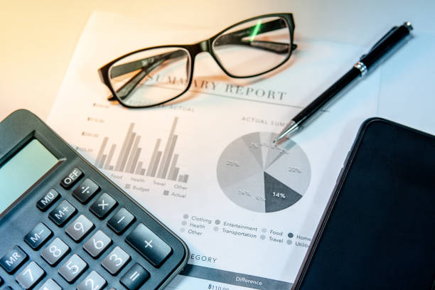 calculatrice, lunettes, stylo, smartphone et résumé rapport formalités administratives avec le graphique à barres, graphique en secteurs et table. analyse des données financières. concept de planification et de gestion d’entreprise - graph chart report pie chart photos et images de collection