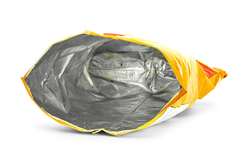 Papas fritas bolsa aislada sobre fondo blanco. Dentro de las sobras del bocado empaquetado. photo