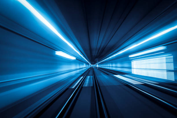 los senderos de luz en movimiento túnel de alta velocidad - train tunnel fotografías e imágenes de stock