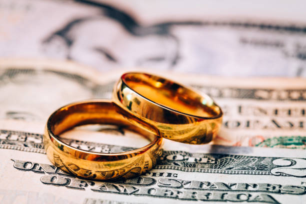 미국에서 결혼의 비용 - jewelry paper currency gold currency 뉴스 사진 이미지