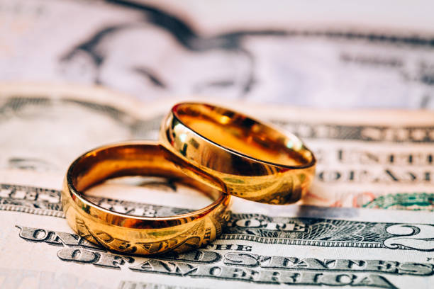 the cost of marriage in usa - jewelry paper currency gold currency imagens e fotografias de stock