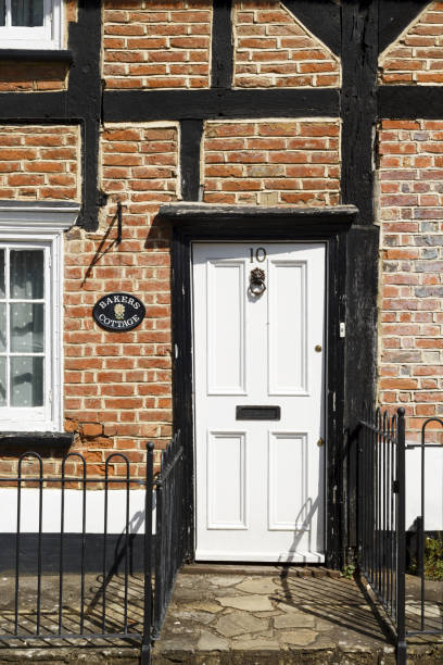 puerta de entrada a una vieja casa de campo inglés - tudor style house residential structure cottage fotografías e imágenes de stock