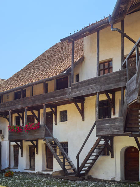 a maior igreja fortificada no sudeste da europa pode ser encontrada em prejmer, roménia - prejmer fortress - fotografias e filmes do acervo