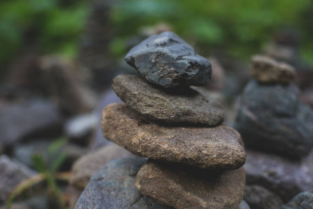 image de souhaitant pierres pyramide dans la forêt sur l’île de sakhaline. lieu de pouvoir. - strengh photos et images de collection