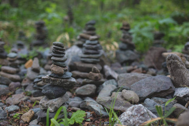 image de souhaitant pierres pyramide dans la forêt sur l’île de sakhaline. - strengh photos et images de collection