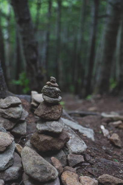 image du spirituel pierres pyramide dans la forêt sombre de mystérieux sur l’île de sakhaline. - strengh photos et images de collection