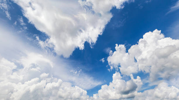 nuvens no céu - cirrus cloud white fluffy - fotografias e filmes do acervo
