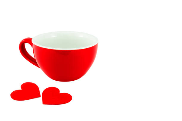 красная чашка кофе на белом фоне, с формой сердца - black and white heart shape metallic red стоковые фото и изображения