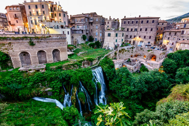 villa gregoriana im tivoli in der abendzeit - lazio stock-fotos und bilder