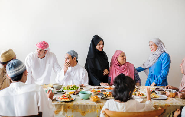 ラマダンごちそうがあるイスラム教徒の家族 - taqiyah ストックフォトと画像