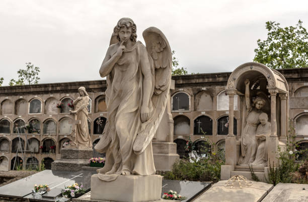 esculturas sepulcrales en las tumbas en el cementerio de poblenou - sculpture gothic style grave spooky fotografías e imágenes de stock