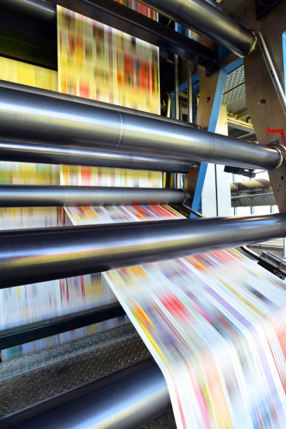 стокові фото, фото роялті-фрі та зображення на тему рулон офсет друку машини у великій друкарні для виробництва газет і журналів - offset print