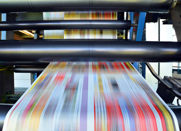 rollo de máquina compensada de la impresión en una imprenta grande para la producción de periódicos y revistas - impimiendo fotografías e imágenes de stock