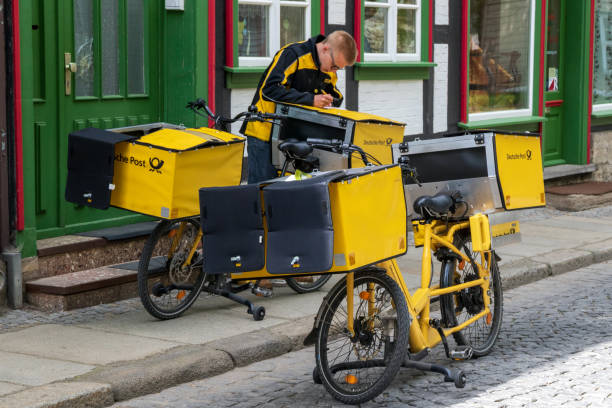 deutsche post (posta tedesca) bicicletta per consegne elettriche - deutsche post ag package germany occupation foto e immagini stock
