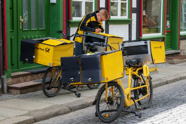 ドイツポスト (ドイツ語メール) 配信電気自転車 - messenger deutsche post ag package germany ストックフォトと画像