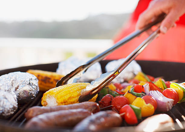 primo piano di uomo di cibo barbecue grill - cotto alla griglia foto e immagini stock