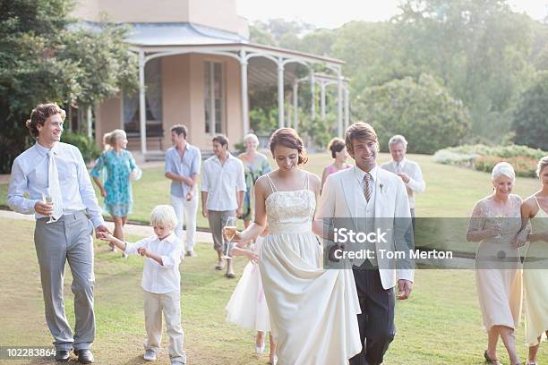 Sposi E Ospiti A Piedi Su Prato - Fotografie stock e altre immagini di Invitato a un matrimonio - Invitato a un matrimonio, Matrimonio, Ambientazione esterna