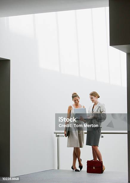 Businesswomen A Conversar Ao Ar Livre - Fotografias de stock e mais imagens de Duas Pessoas - Duas Pessoas, Reunião, Negócios