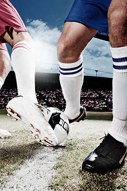 piłka nożna piłka nożna graczy konkurencyjnych dla - soccer shoe soccer player kicking soccer field zdjęcia i obrazy z banku zdjęć