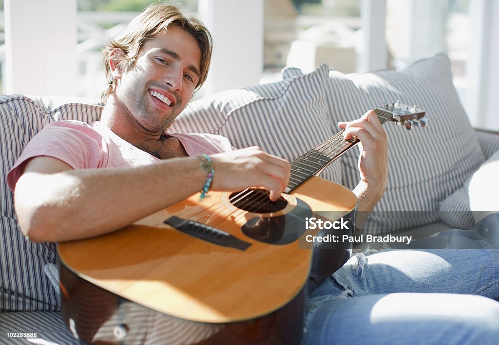 男性ギターで奏でる - 1人のロイヤリティフリーストックフォト