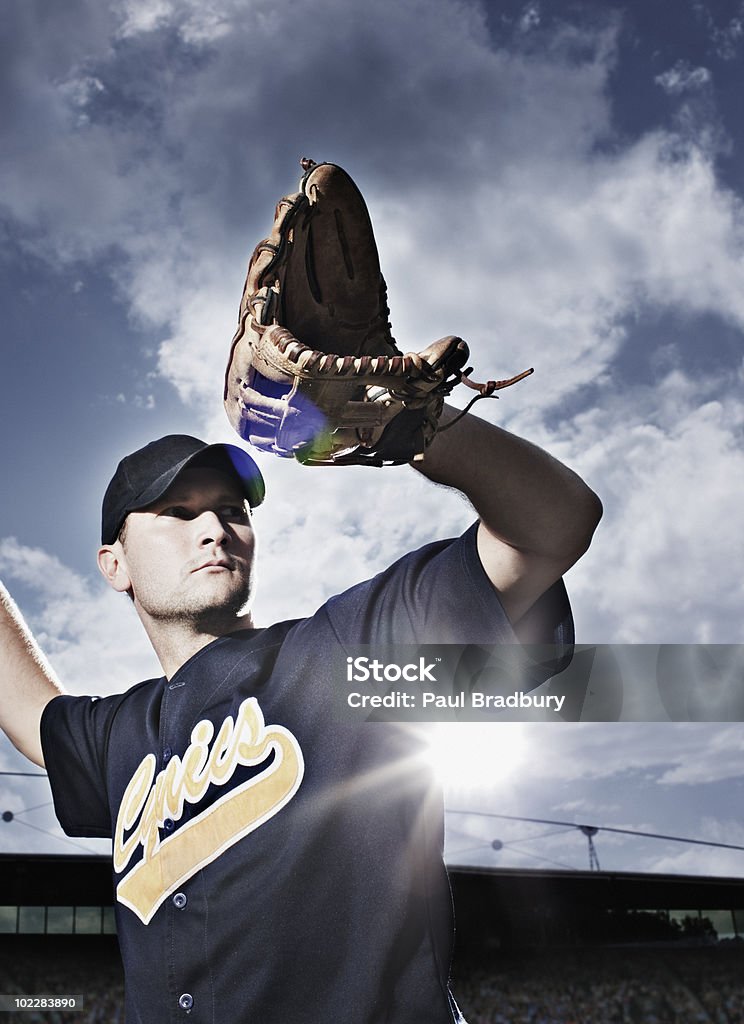 Lanzador de béisbol preparar a lanzar bola - Foto de stock de Jugador de béisbol libre de derechos