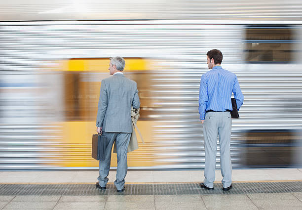 empresário observando a aceleração comboio - urban scene commuter business station imagens e fotografias de stock