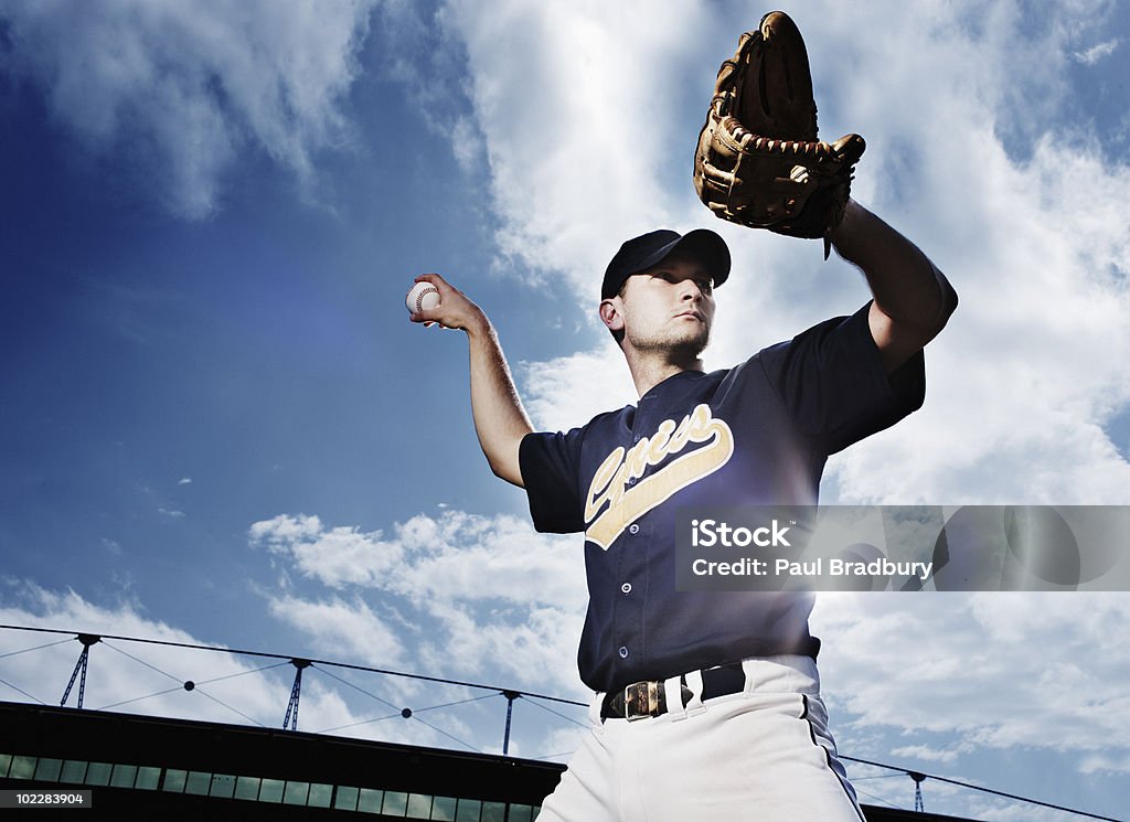 Arremessador de beisebol se preparando para arremessar a bola - Foto de stock de Beisebol royalty-free