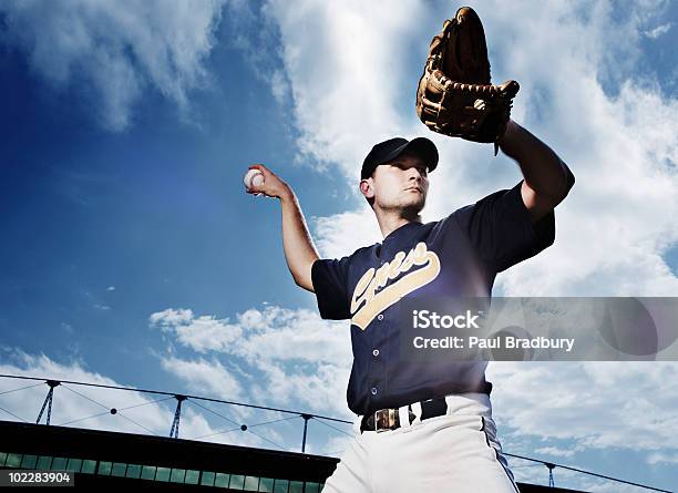 Foto de Arremessador De Beisebol Se Preparando Para Arremessar A Bola e mais fotos de stock de Beisebol