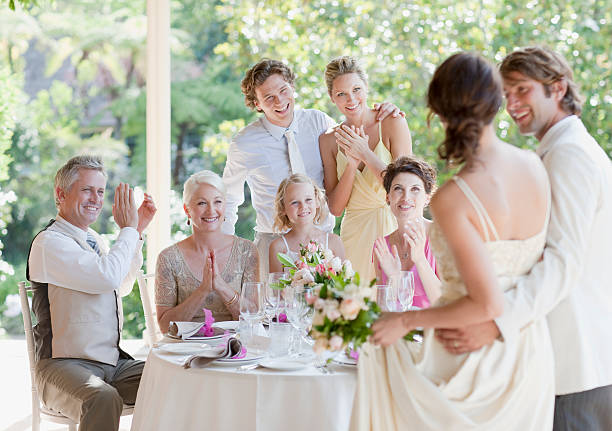 familia celebrando en una recepción de bodas - invitado de boda fotografías e imágenes de stock