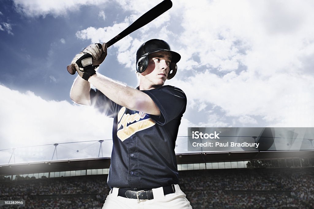 Jugador de béisbol balanceo Bate de béisbol - Foto de stock de Béisbol libre de derechos