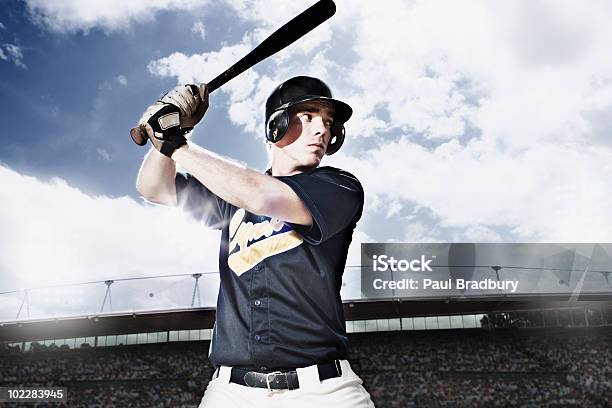 Jugador De Béisbol Balanceo Bate De Béisbol Foto de stock y más banco de imágenes de Béisbol - Béisbol, Jugador de béisbol, Batear