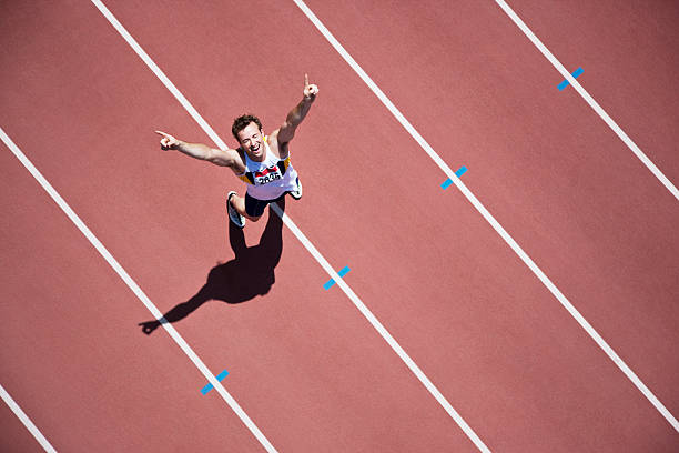 aclamando on track runner - atletismo en pista masculino fotografías e imágenes de stock